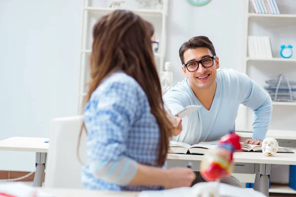 Due studenti di medicina che studiano in classe — Foto Stock