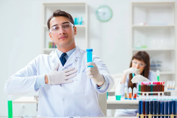 Dos químicos trabajando en experimentos de laboratorio —  Fotos de Stock