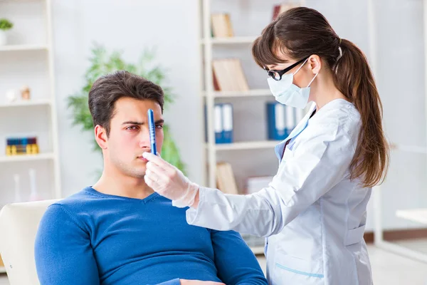 Doctor checking up patient in first aid concept — Stock Photo, Image