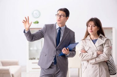 Emlakçı müşteriye yeni bir daire gösteriyor