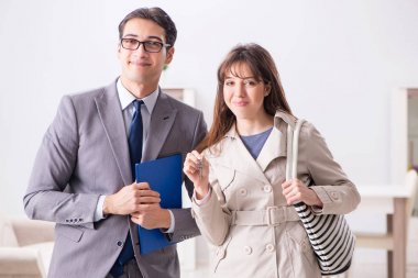 Emlakçı müşteriye yeni bir daire gösteriyor