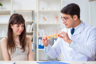 Oftalmolog göz doktoru hastanesindeki hastaları kontrol ediyor.