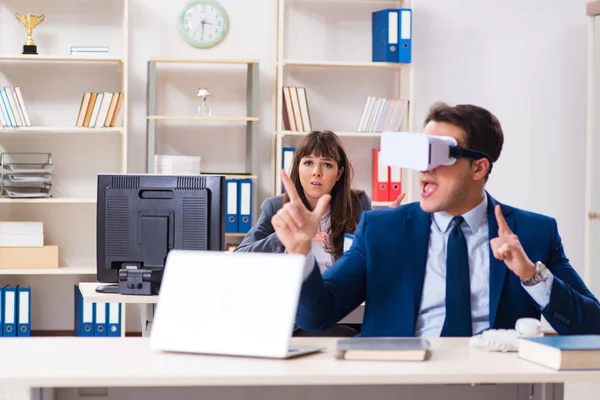 Empregado com óculos de realidade virtual no escritório — Fotografia de Stock