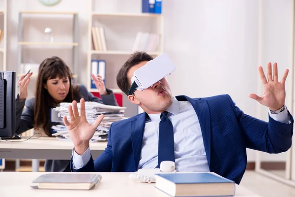 Dipendente con occhiali di realtà virtuale in ufficio — Foto Stock