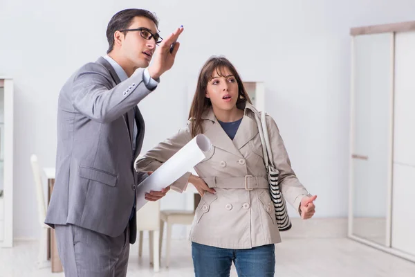 Real estate agent showing new apartment property to client — Stock Photo, Image