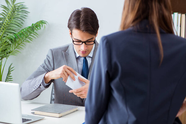 Бизнесмен в неэтичной бизнес-концепции с взяткой