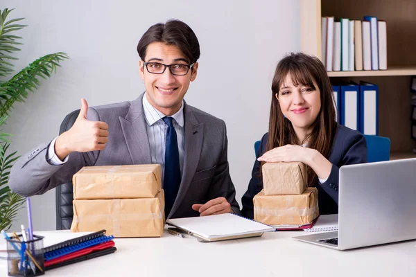 Empresarios que reciben correo y paquetes nuevos —  Fotos de Stock