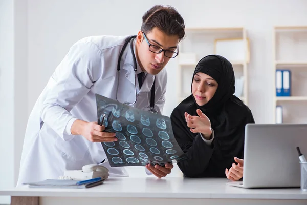 Muszlim nő rendszeres kivizsgálás céljából orvoshoz megy — Stock Fotó