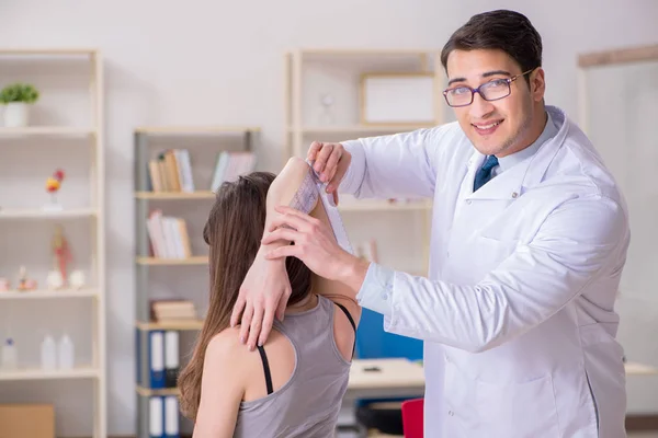 Doctor checking patients joint flexibility — Stock Photo, Image