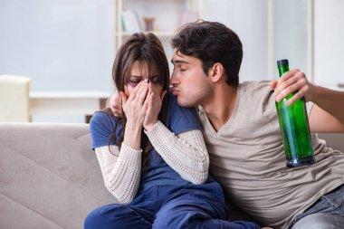 Sarhoş koca aile içi şiddet kavramında karısını taciz ediyor.