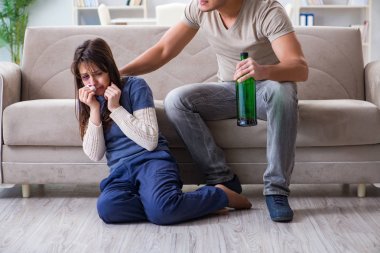 Sarhoş koca aile içi şiddet kavramında karısını taciz ediyor.