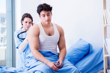 Hastanedeki hastayı ziyaret eden doktor.