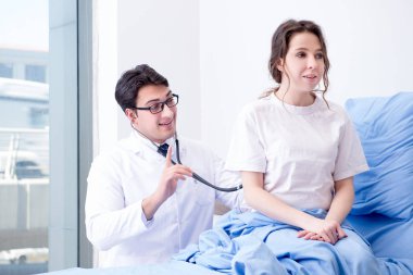 Hastanedeki hastayı ziyaret eden doktor.