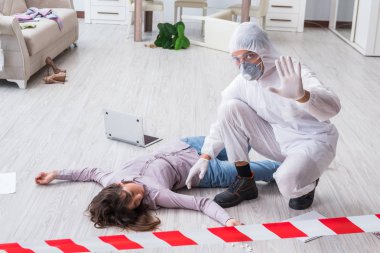 Olay yerindeki adli tıp araştırmacısı kadın mur.