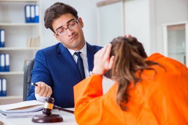 Avukat müvekkilini hapishanede karşılıyor.