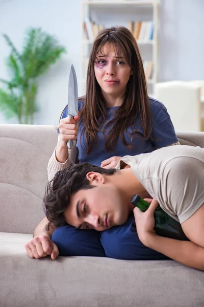 Verzweifelte Ehefrau versucht Ehemann zu töten — Stockfoto