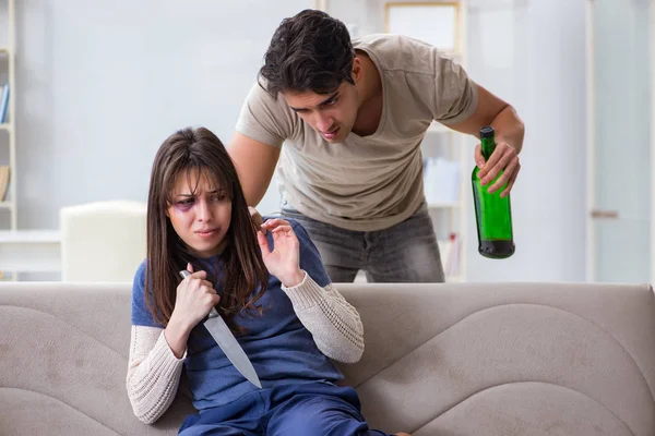 Verzweifelte Ehefrau versucht Ehemann zu töten — Stockfoto