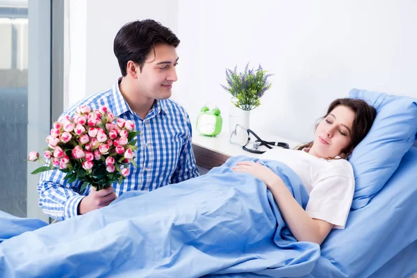 병원에 있는 임신부를 방문하는 사랑많은 남편 — 스톡 사진