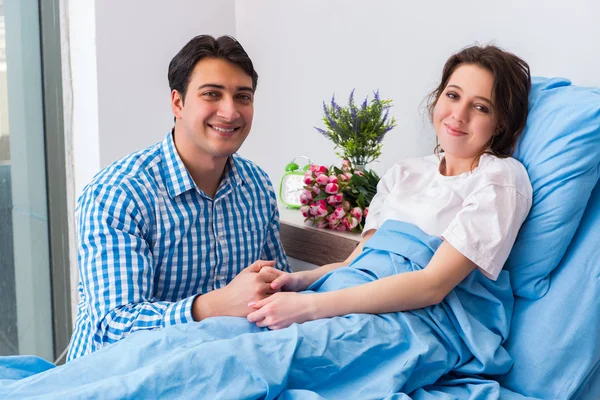 Cuidando amante marido visitando embarazada esposa en hospital — Foto de Stock
