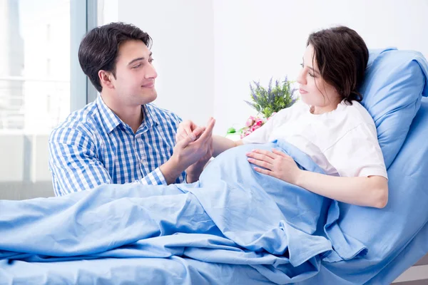 Caring loving husband visiting pregnant wife in hospital — Stock Photo, Image