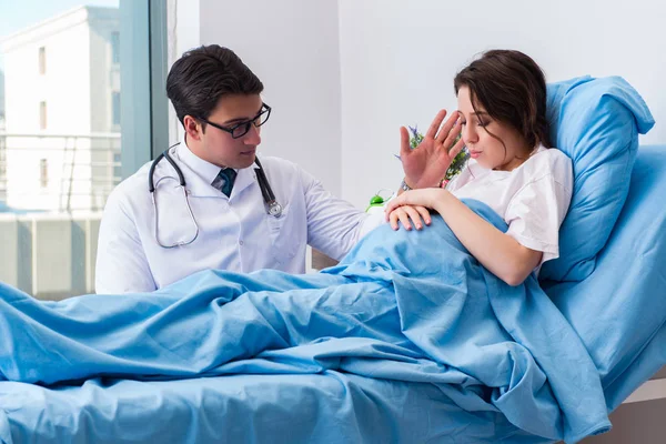 Médico visitando embarazada en habitación de hospital — Foto de Stock
