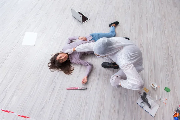 Investigadora forense en la escena del crimen investigando a una mujer mur — Foto de Stock