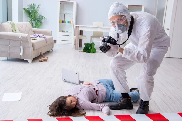 Kriminaltekniker utredare på brottsplatsen utredning kvinna mur — Stockfoto