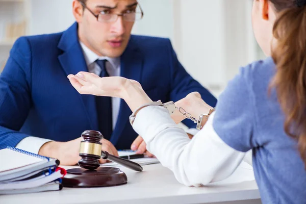 Advogado a falar com o seu cliente no cargo — Fotografia de Stock