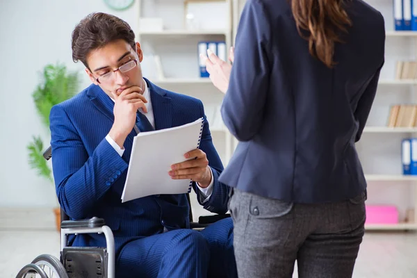 Behinderte Geschäftsfrau diskutiert mit Kollegin — Stockfoto