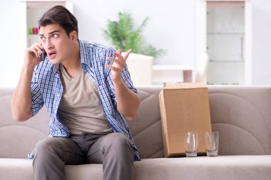 Gözlüklü adam yanlış paket alıyor.