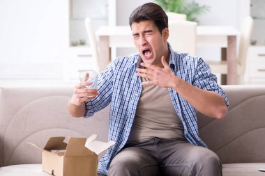 Gözlüklü adam yanlış paket alıyor.