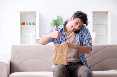 Paketi evde alan adam