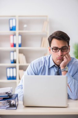 Ofiste çalışan son derece meşgul bir iş adamı.