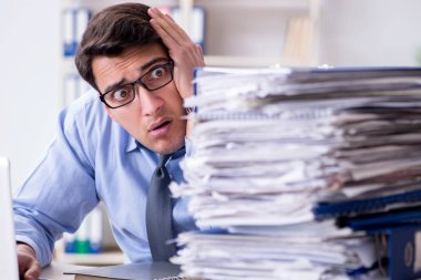 Ofiste çalışan son derece meşgul bir iş adamı.