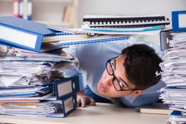 Ofiste çalışan son derece meşgul bir iş adamı.