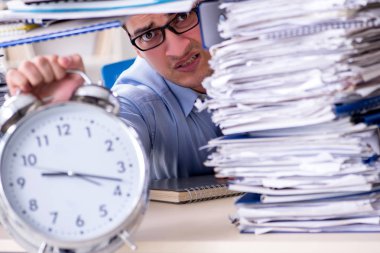 Ofiste çalışan son derece meşgul bir iş adamı.