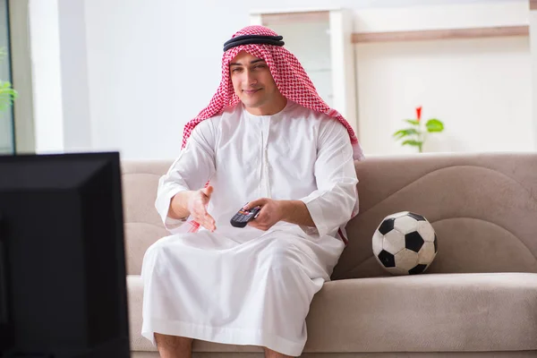 家でテレビを見ているアラブのビジネスマン — ストック写真