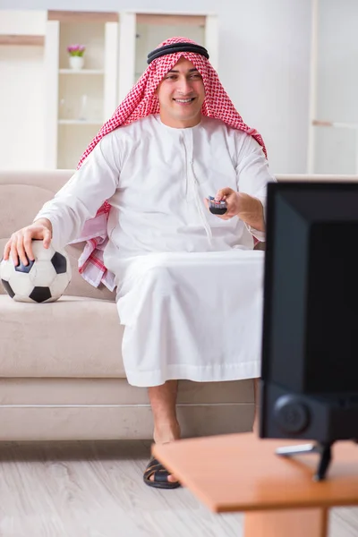 阿拉伯商人在家里看电视 — 图库照片
