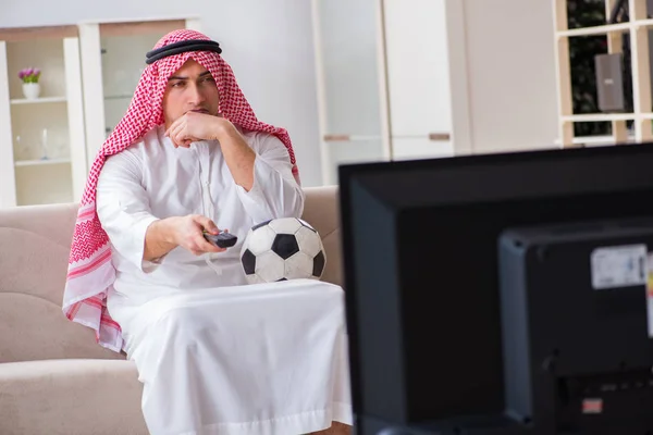 Árabe empresario viendo la televisión en casa — Foto de Stock