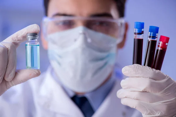 Laboratorní asistent testuje krevní vzorky v nemocnici — Stock fotografie