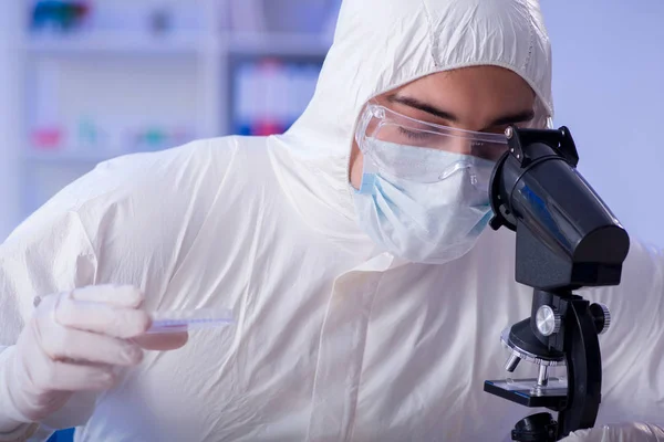 Asistente de laboratorio analizando muestras de sangre en el hospital —  Fotos de Stock