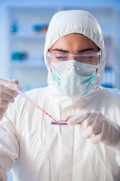 Asistente de laboratorio analizando muestras de sangre en el hospital —  Fotos de Stock