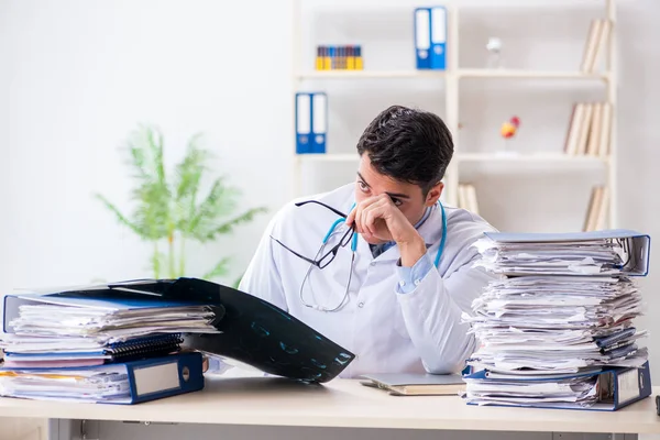 Radiologista cansado com imagem de raio-x no hospital — Fotografia de Stock