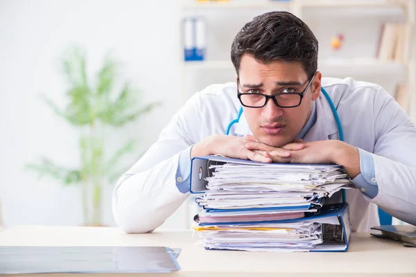 Hastanede çok işi olan meşgul bir doktor. — Stok fotoğraf