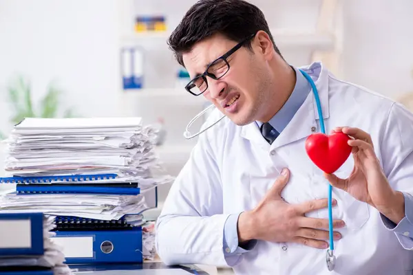 Umtriebiger Arzt mit zu viel Arbeit im Krankenhaus — Stockfoto