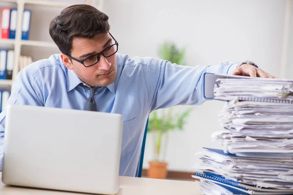 Uomo d'affari estremamente impegnato che lavora in ufficio — Foto Stock