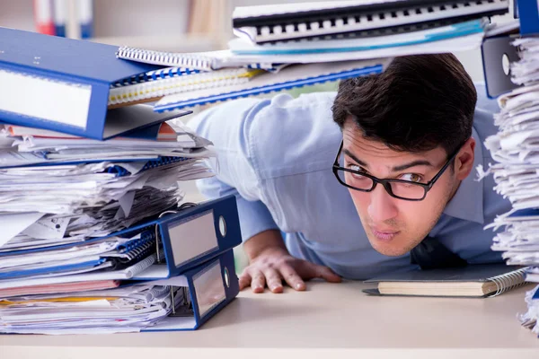 Empresario extremadamente ocupado trabajando en la oficina — Foto de Stock