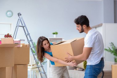 Genç aile yeni bir daireye taşınıyor.