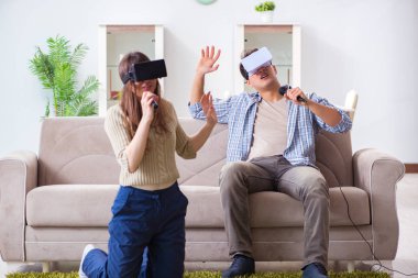 Sanal gerçeklik gözlükleriyle karaoke yapan çiftler