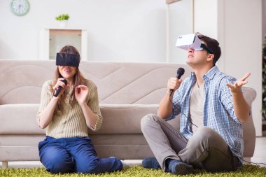 Sanal gerçeklik gözlükleriyle karaoke yapan çiftler